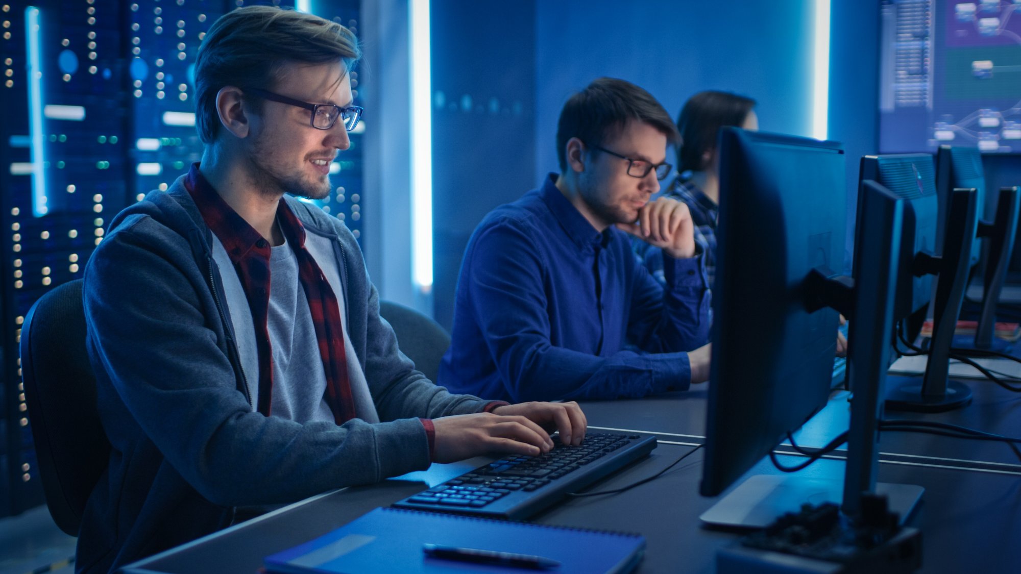 equipo-de-jovenes-programadores-de-ti-que-trabajan-en-computadoras-de-escritorio-en-la-sala-de-control-de-sistemas-del-centro-de-datos-muestra-concepto-desarrollo-de-software-escritura-de-codigo-arquitectura-de-base-de-datos-departamento-te equipo-de-jovenes-programadores-de-ti-que-trabajan-en-computadoras-de-escritorio-en-la-sala-de-control-de-sistemas-del-centro-de-datos-muestra-concepto-desarrollo-de-software-escritura-de-codigo-arquitectura-de-base-de-datos-departamento-te